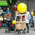 Pirmoji tokia eisena Lietuvoje: vaikų vežimėliai virto voniomis, futbolo arenomis ir skraidančiais balionais