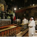 Lenkijoje viešintis popiežius Pranciškus meldėsi prie stebuklingu laikomo Juodosios Madonos paveikslo
