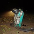 Radviliškio rajone girtas vairuotojas rėžėsi į medį, vyras sunkiai sužalotas