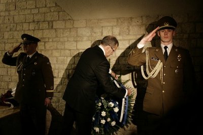 Estijos prezidentas padėjo vainiką L.Kaczynskio palaidojimo vietoje, Estijos prezidentūros nuotr.