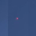 Virš Kauno nufilmuotas NSO suglumino gyventoją: kas tas raudonas švytintis objektas danguje?