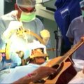 Indas gitaros iš rankų nepaleido net ir gulėdamas ant operacinio stalo