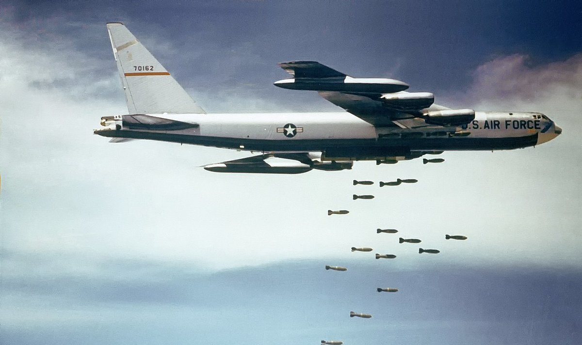 B-52F išmeta bombas virš Vietnamo
