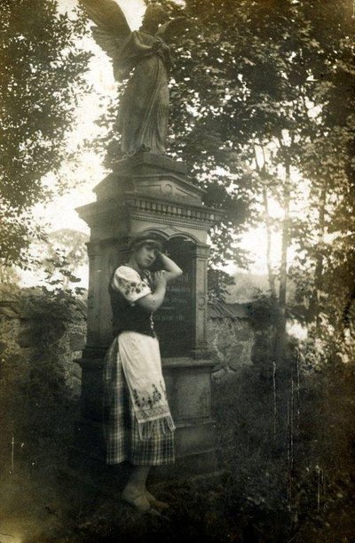 Kretingiškė Lazdauskaitė prie angelo-skulptūros, 1927 m.