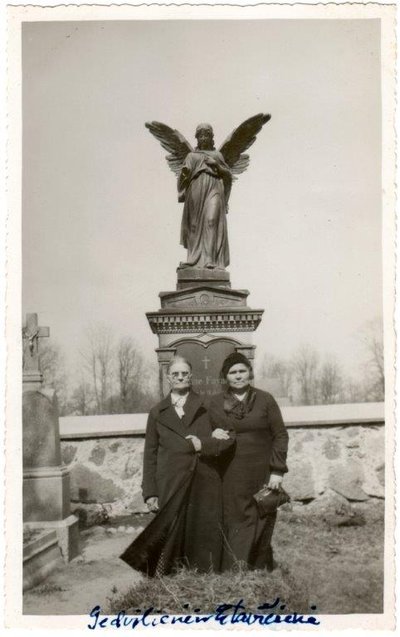 Kretingiškės Gedvilienė ir Eitavičienė prie angelo-sargo skulptūros. XX a. IV deš. Pranciškonų archyvas.