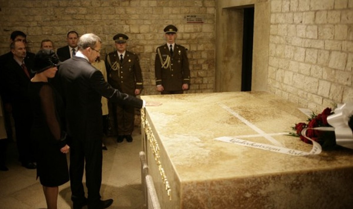 Estijos prezidentas padėjo vainiką L.Kaczynskio palaidojimo vietoje, Estijos prezidentūros nuotr.