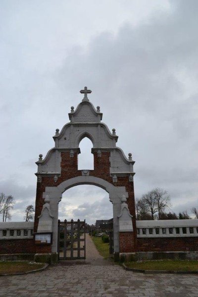 Kretingos senųjų II kapinių pietiniai vartai šiandien.
