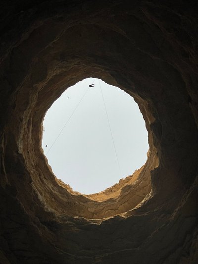 Pragaro šulinys yra Jemeno Al Mazo gubernijoje, pietinėje Arabijos pusiasalio dalyje, įgriuvos gylis siekia 112 metrų.