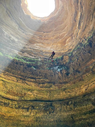 Pragaro šulinys yra Jemeno Al Mazo gubernijoje, pietinėje Arabijos pusiasalio dalyje, įgriuvos gylis siekia 112 metrų.