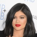 Pilnametystės sulaukusi K. Kardashian sesutė Kylie kardinaliai pasikeitė