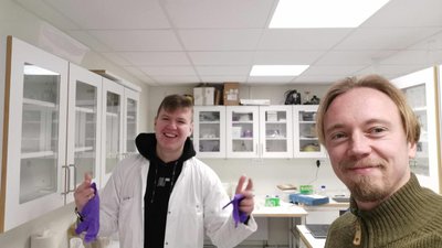 Dr. J. Svirelis su savo vadovu prof. A. Dahlin'u laboratorijoje. 