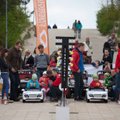 Elektromobilių lenktynės dovanoja šventę ir mažiesiems