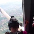 Parašiutininkas užfiksavo savo nusileidimą futbolo aikštėje GoPro kamera