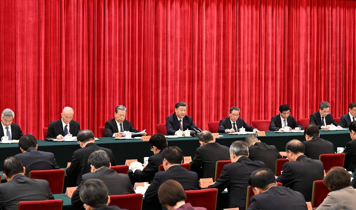 Xi Jinpingas (centre)