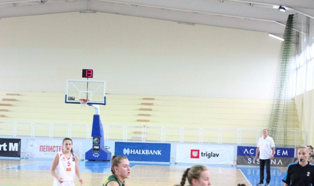 Lietuvos 16-mečių merginų krepšinio rinktinė - gynyboje