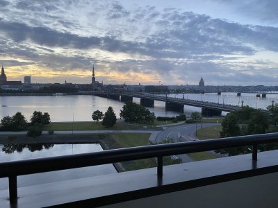 Pro viešbučio langus pačiame Rygos centre pasitiko vaizdas, vertas milijono.