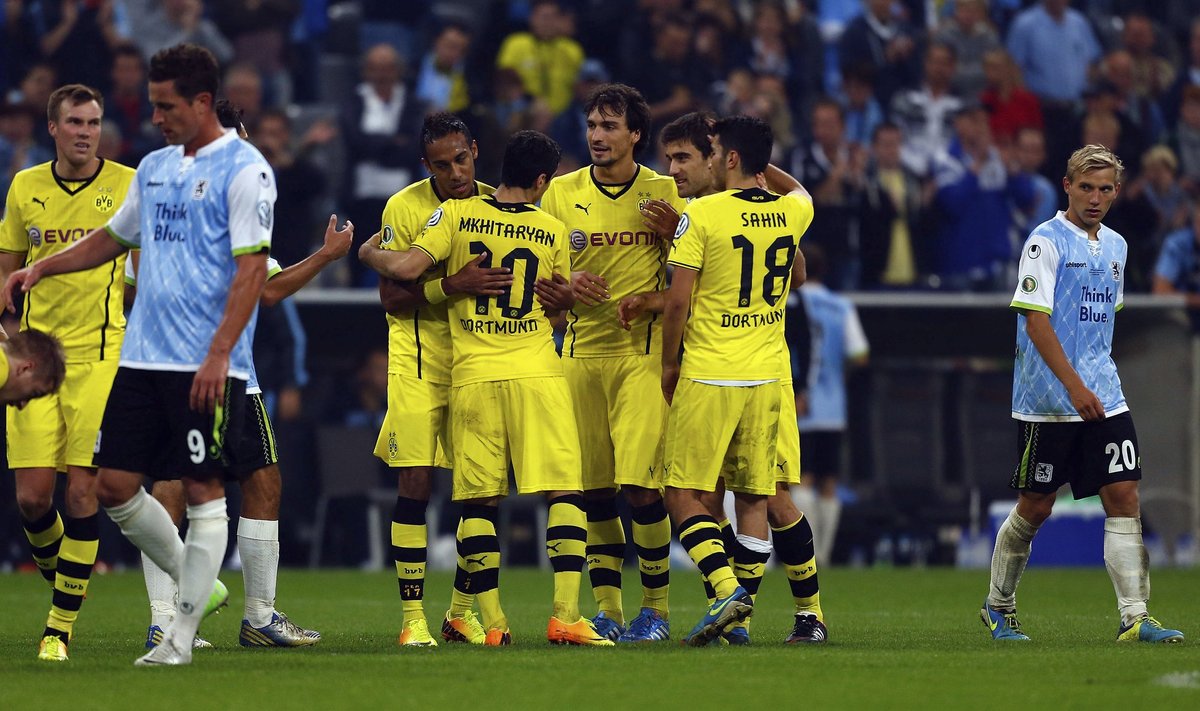 Dortmundo "Borussia" futbolininkai džiaugiasi sunkia pergale 