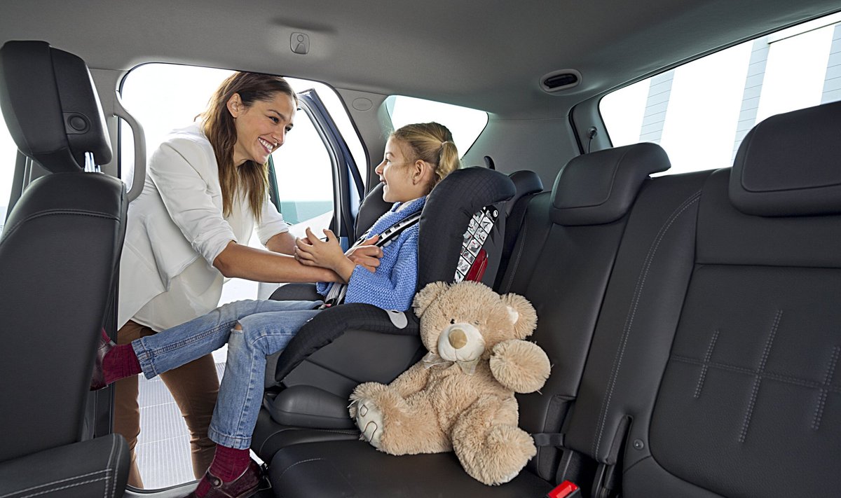 Automobilyje vaikai iki 135 cm ūgio privalo sėdėti jiems skirtose kėdutėse