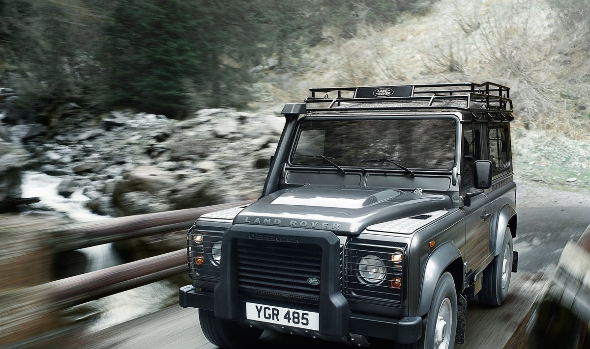 "Land Rover Defender" gamyba nutraukta sausį