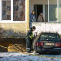 Kaune po „VW Passat“ smūgio į namą liudininkas nufilmavo vairuotojo gelbėjimo operaciją
