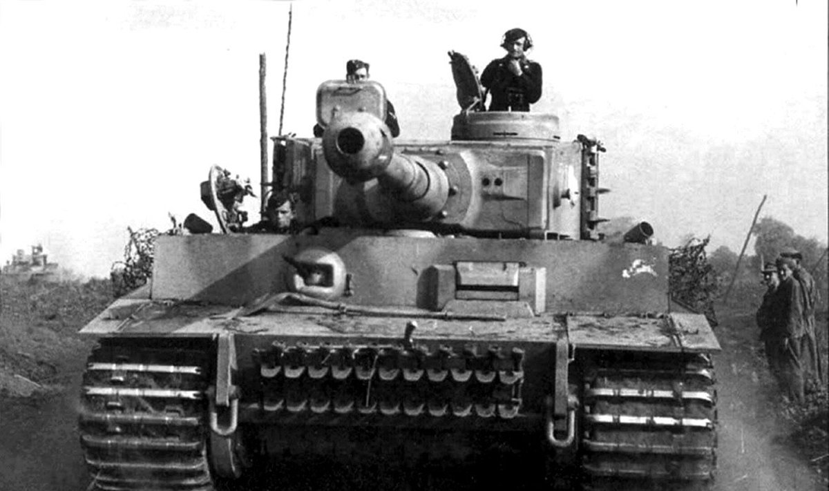 Įspūdingasis „tigras“. Žemiau pabūklo matyti 7,92 mm kalibro kulkosvaidžio MG 34 vamzdis ir vairuotojo langelis.