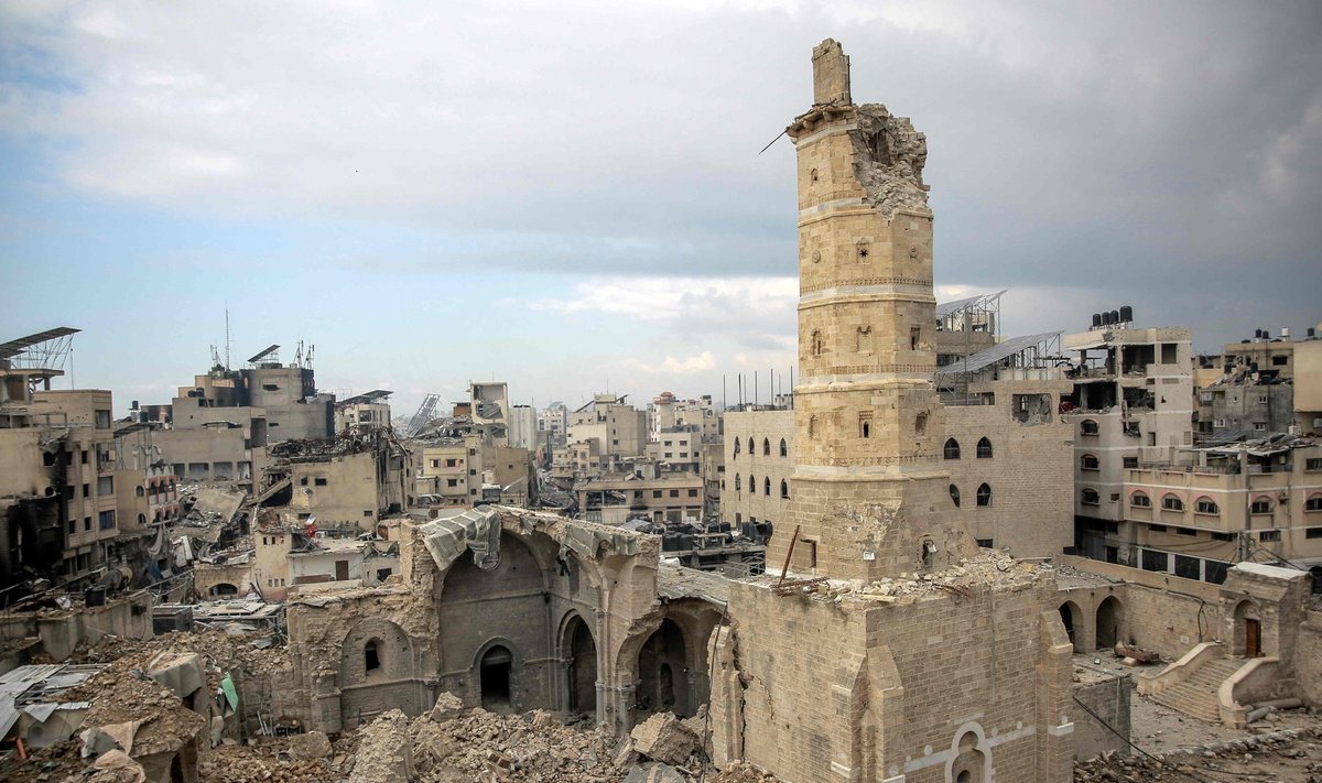 Didžiojo Omaro mečetė Gazoje, seniausia ir didžiausia šventovė Palestinoje, subombarduota 2023 m. gruodžio 7 d.