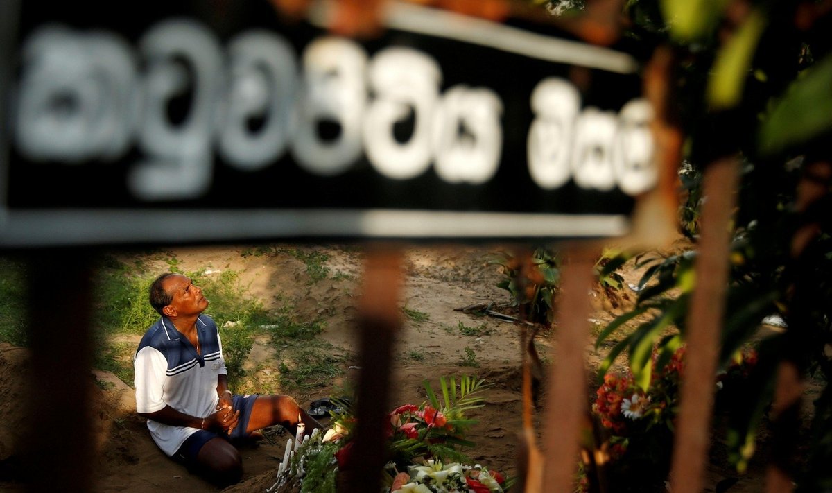 Šri Lanka laidoja žuvusius per išpuolius Šv. Velykų rytą