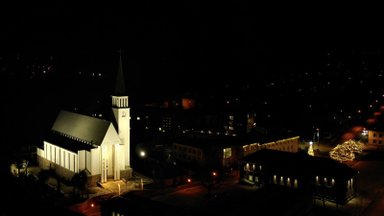 Apšviesta Gargždų Šv. arkangelo Mykolo bažnyčia