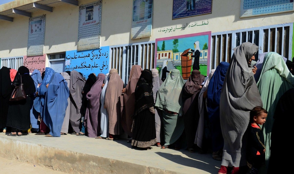 Afganistane vykstant parlamento rinkimams nužudyti arba sužeisti 435 žmonės