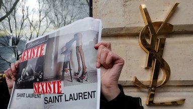 Mados namams „Saint Laurent“ nurodyta pašalinti žeminančius plakatus