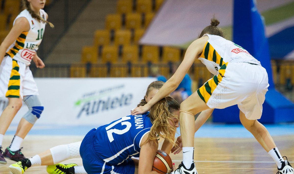 Lietuvos 18-mečių merginų krepšinio rinktinė kovoja su varžovėmis