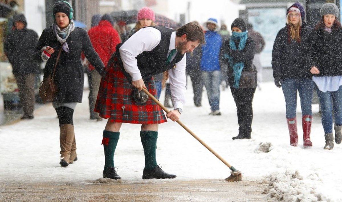 Jaunuolis tautiniais drabužiais Edinburgo gatvėje