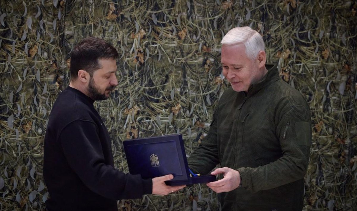 Volodymyras Zelenskis įteikė Charkivo merui Ihoriui Terechovui „Ukrainos miesto didvyrio“ garbės apdovanojimą