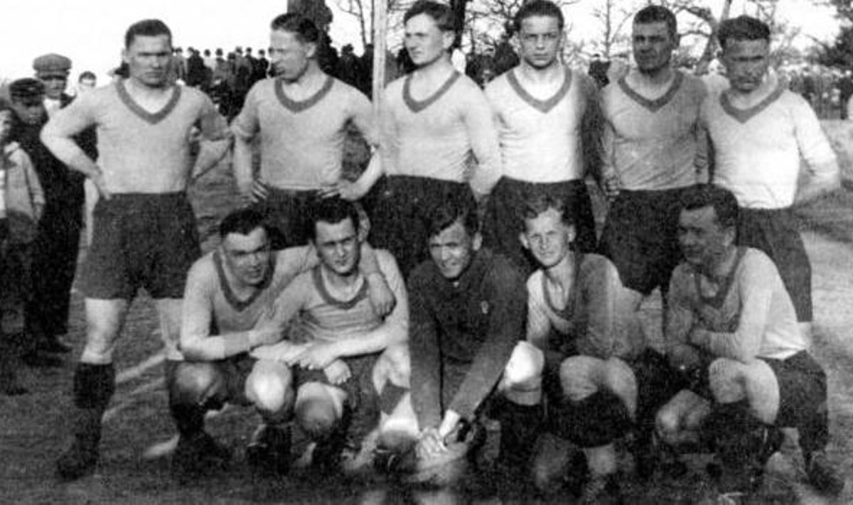 1932 LFLS Kaunas team, Antantas Lingis pictured second from bottom row.