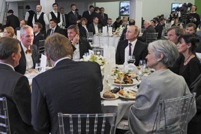 M. Flynnas ir V. Putinas prie vieno stalo