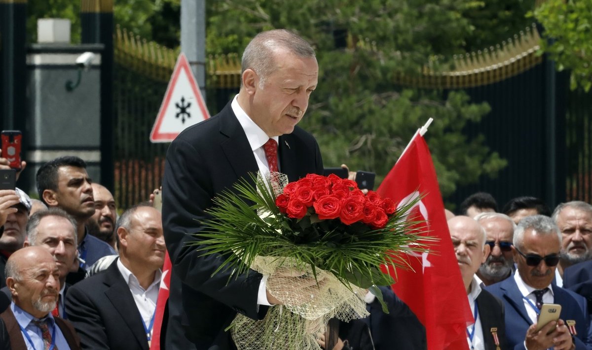 Recepas Tayyipas Erdoganas deda vainiką ant per perversmą žuvusių karių paminklo