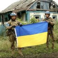 Virš Donecko srityje esančio Storoževės kaimo iškelta Ukrainos vėliava