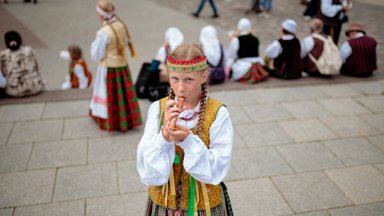 Folkloro dieną užbaigė koncertas Katedros aikštėje: pristatė visus Lietuvos regionus