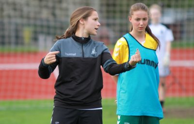 Lietuvos merginų (iki 17 metų, WU17) futbolo rinktinė ir trenerė Ieva Kibirkštis / Foto: WU17.lt nuotr.