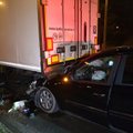 Avarija Vilniuje: girtutėlio vairuotojo „Mercedes“ priekis atsidūrė po vilkiko puspriekabe