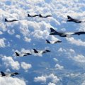 JAV demonstruoja raumenis: pasiuntė karo lėktuvus praskristi virš Korėjos pusiasalio