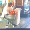Vaizdo įraše užfiksuota, kaip kunigas brutaliai krikštija vienerių metų berniuką
