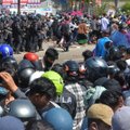 Mianmaro sostinėje policija protestuotojus apšaudė guminėmis kulkomis