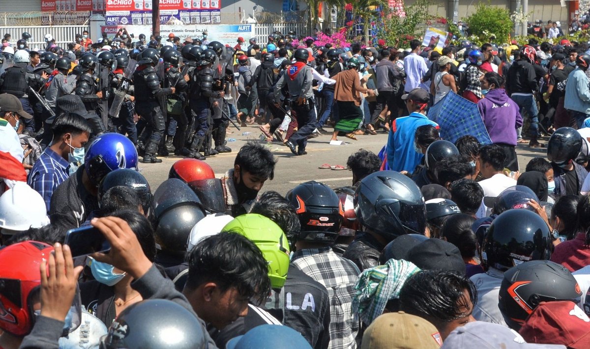 Mianmaro sostinėje policija protestuotojus apšaudė guminėmis kulkomis