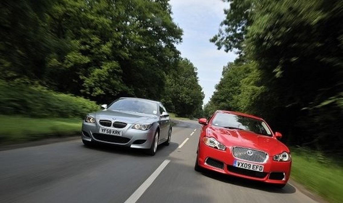 Jaguar XFR prieš BMW M5. carenthusiast.co.uk nuotr.