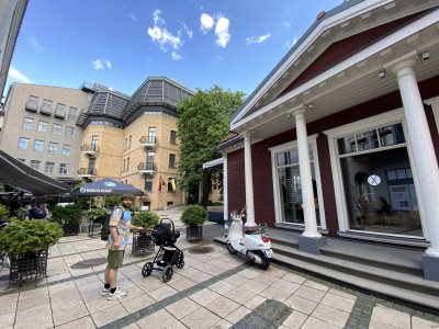Berga Bazaar Rygoje yra įsikūręs vyno baras bistro Garage.