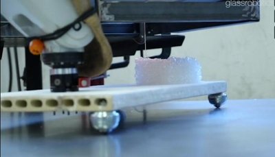 3D spausdintuvas spausdina iš stiklo