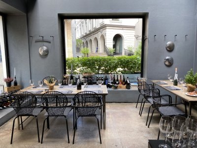 Berga Bazaar Rygoje yra įsikūręs vyno baras bistro Garage.