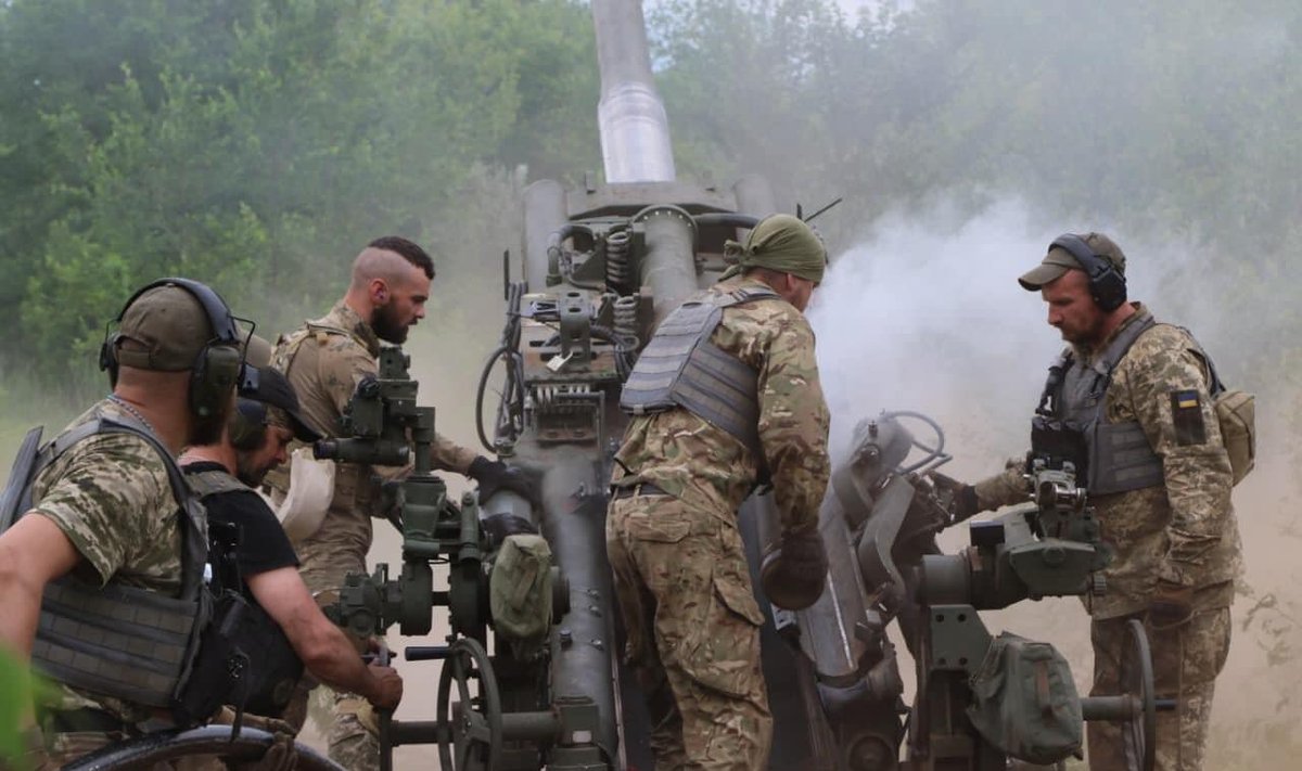 Ukrainiečių artileristai ir haubica M777