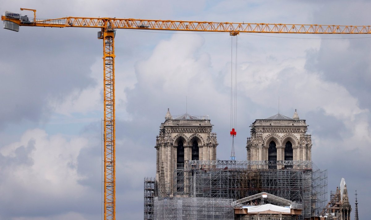 Paryžiuje darbininkai pradeda šalinti gaisro apgadintus pastolius Dievo Motinos katedroje